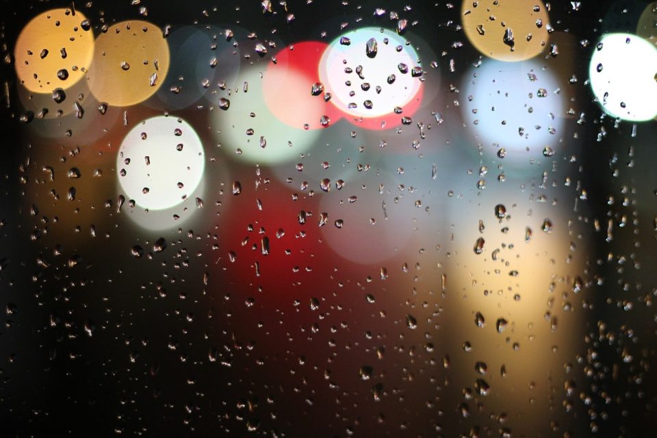 Fensterglas, Wasser, Regen, Regentropfen, Glasfenster, Bokeh, Licht, verschwommenes Licht, Wassertropfen
