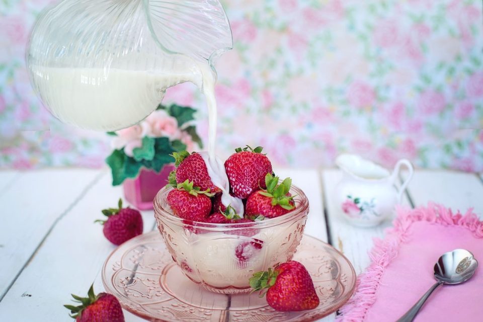 いちご クリーム ミルク 注ぐ デザート 甘い 美味しい 新鮮な