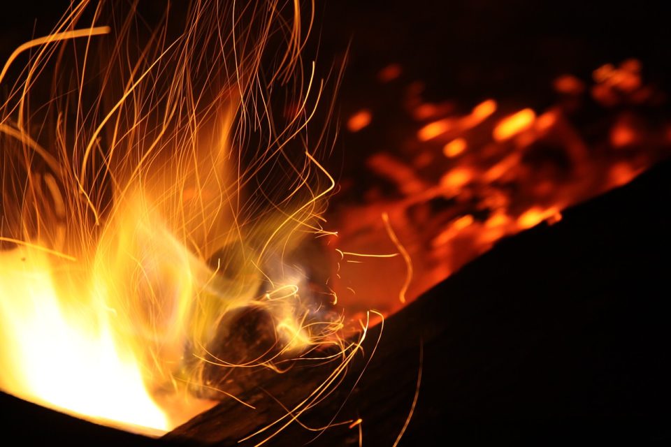 abstrakt flamme lagerfeuer brennen lagerfeuer camping vitalität feuer kamin brennbar fackel brennstoff heiß heiß