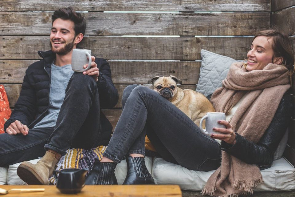 Mann, Frau, Hund, Haustier, Mops, Besitzer, Paar, Beziehung, warme Kleidung, gemütlich, Schal, Jacken, Jeans, Stiefel, Mode