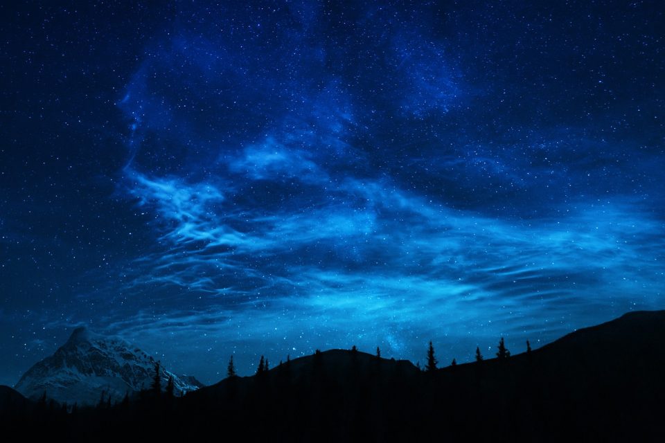 Forêt Étoiles Montagnes Ciel De Nuit L'été Nuit