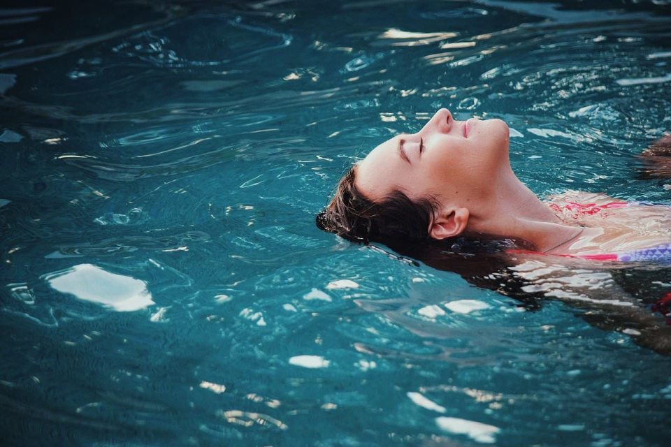 schöne dame, spass, schwimmbad, freizeitmenschen, erholung, entspannen, wellen, schwimmer, sommerferien, wasser, nass