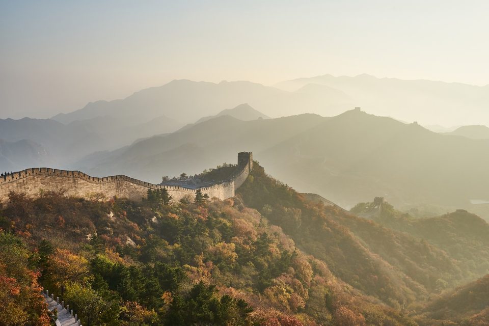 만리 장성 산 일몰 풍경 파노라마의 중국 벽 국경 떨어지다 가을