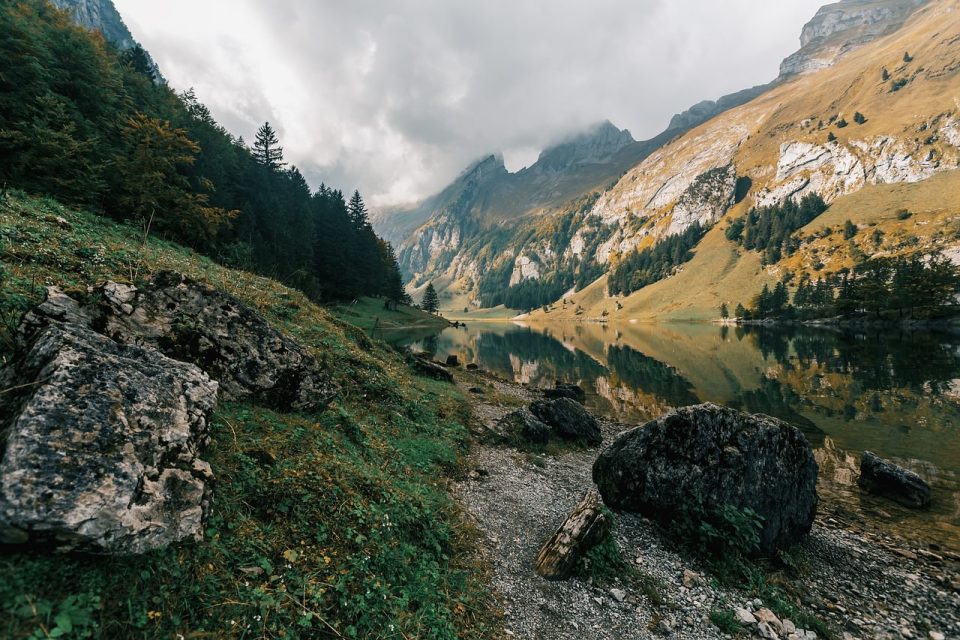 Sjö Berg Natur Landskap Vatten Moln Eftertanke