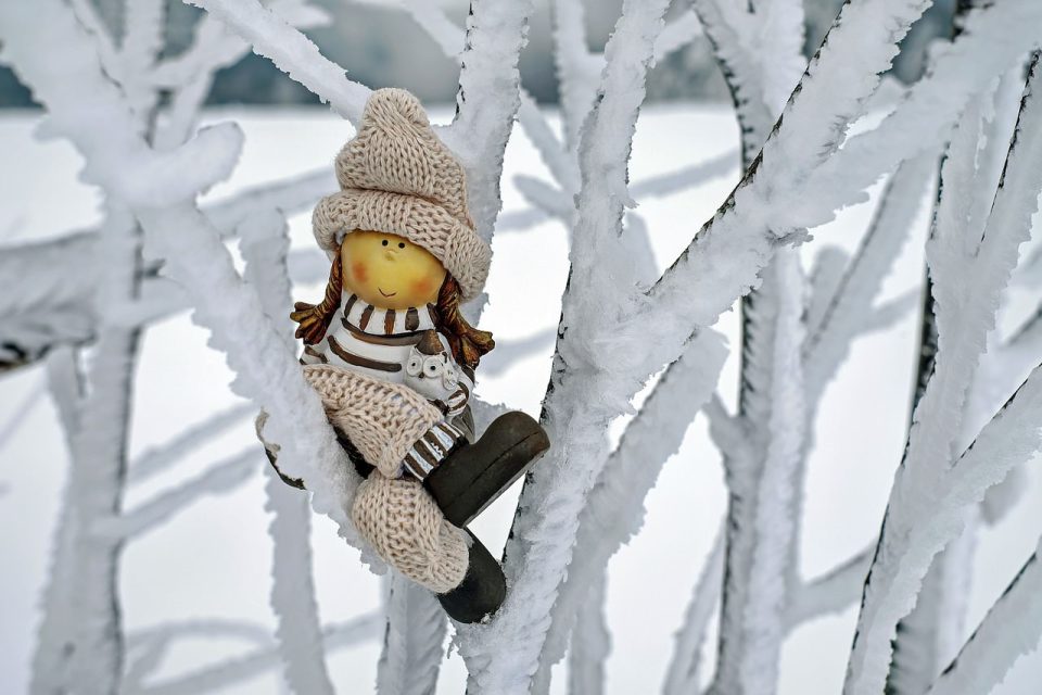 女の子 フィギュア キャップ 冬 雪 寒い 座って 木 ブランチ 雪が降る 人形フィギュア