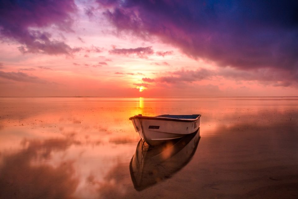 Брод на плажа Зора во самрак Природа океанот на отворено