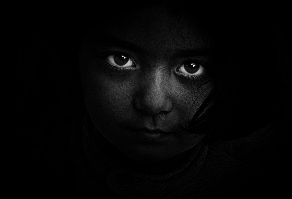 Crno-bijela osoba Dark Girl Eyes Hidden