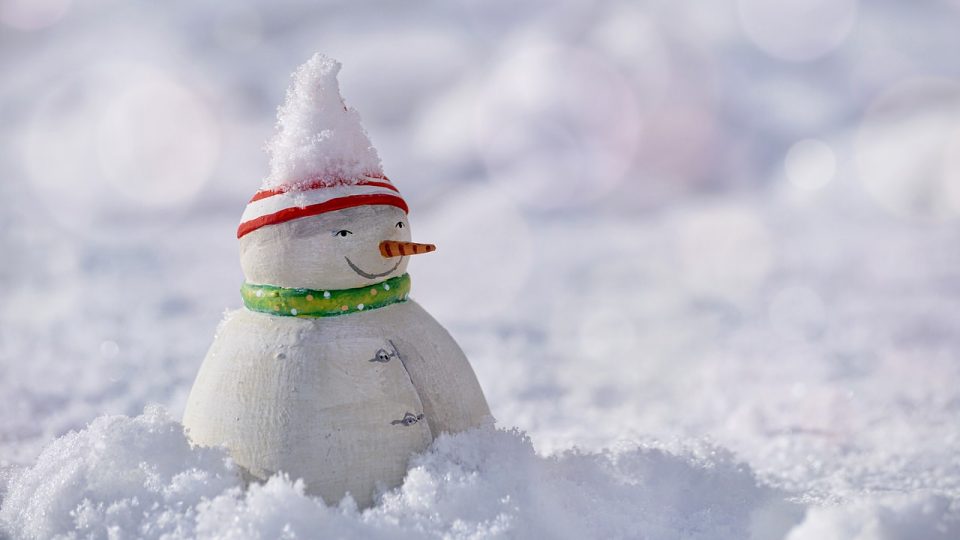 雪だるま 雪 冬 寒い 白い 雪が降る 面白い 形 置物 雪に覆われた 霜 冷ややかな