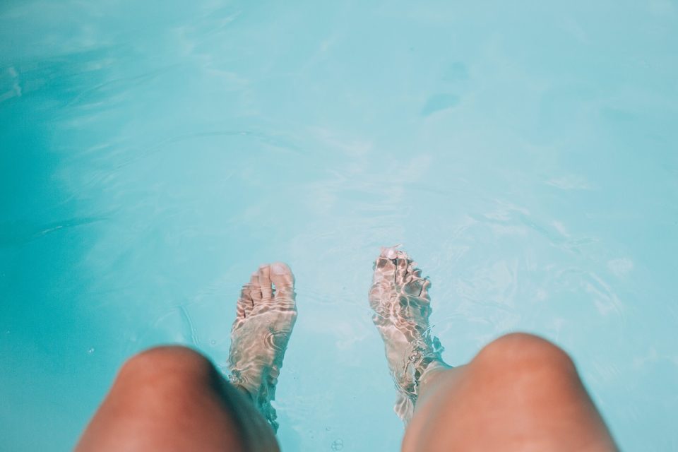 脚 腿 游泳池 湮 闲暇 户外 人 水池 松弛 夏天 绿松石 假期 水 湿的