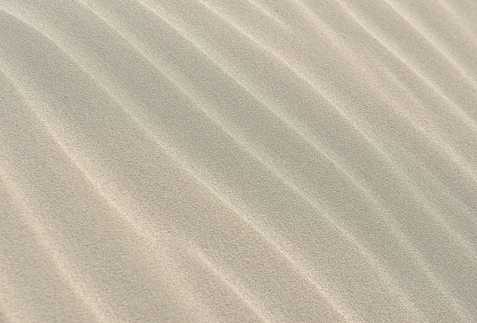 sandmuster, muster, sandwellen, hügel, düne, weißer sand, sandige textur, wüstennatur, hintergrundbild