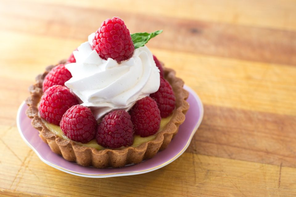 saure Himbeercreme, Himbeertörtchen, Torten, Dessert, Obst, Kuchenfoto, leckerer Pudding