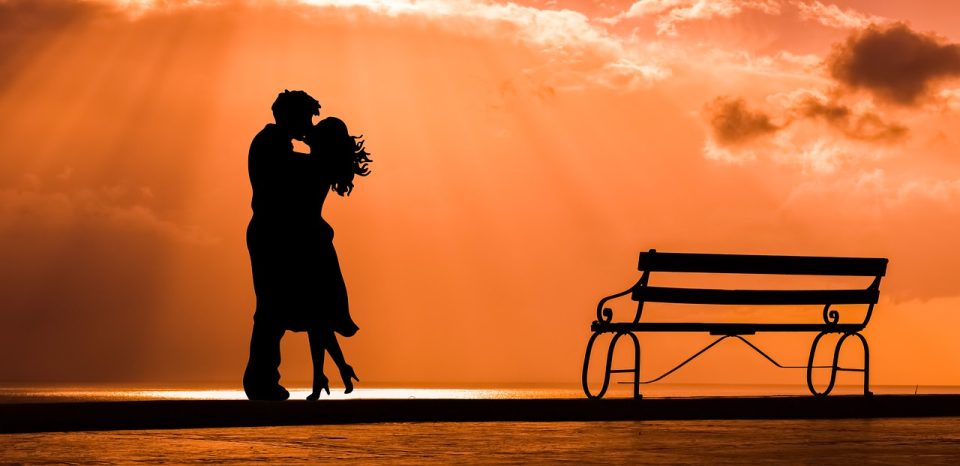 Paar Romantik Liebe Kuss Liebhaber Bank Sonnenuntergang Sonnenuntergang natürlichen Himmel Silhouette