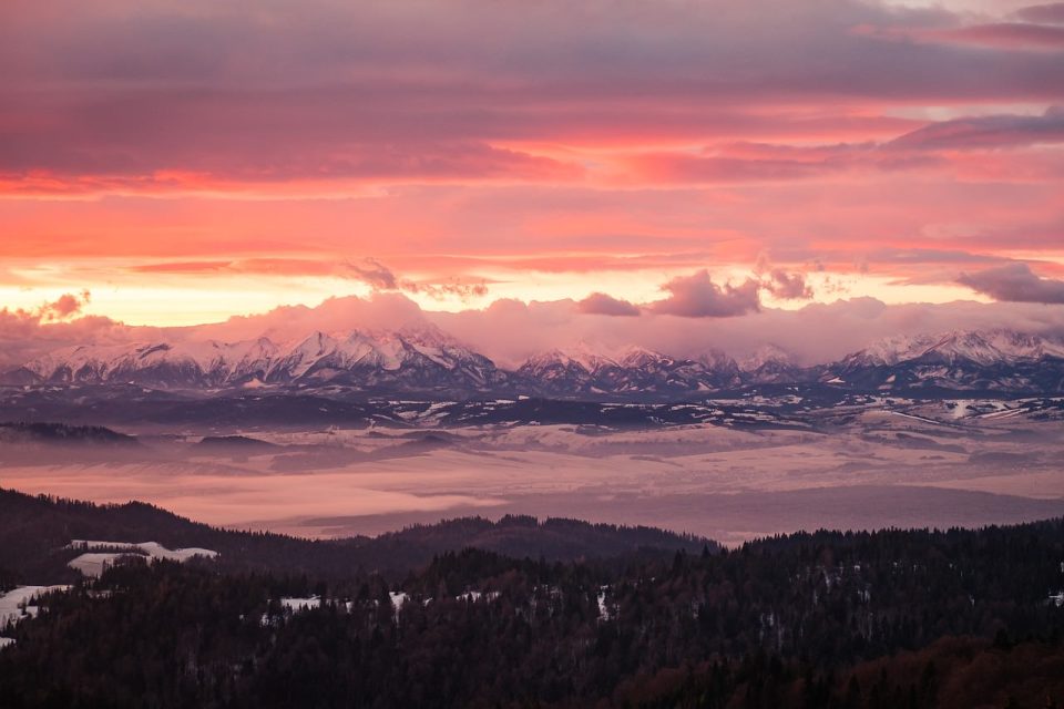 Montagnes Des Nuages Le Coucher Du Soleil
