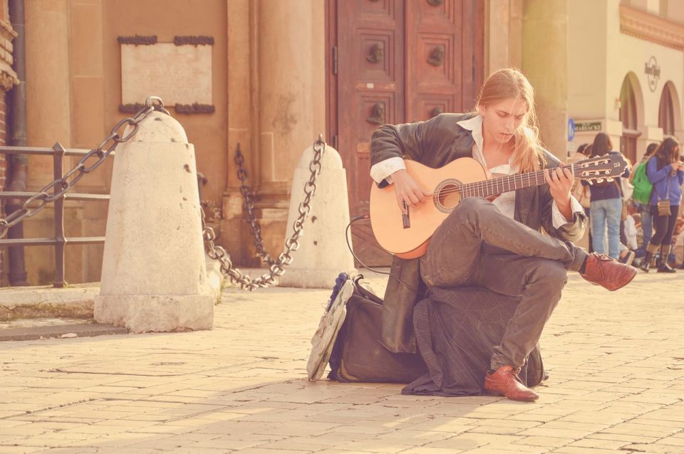Giotáraí Sráid Taibheoir Fear Ag Seinn Ceoil