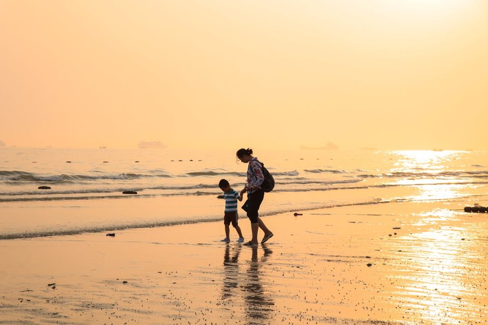 Strand Mor Son Solnedgång Hav Mamma Barn Familj