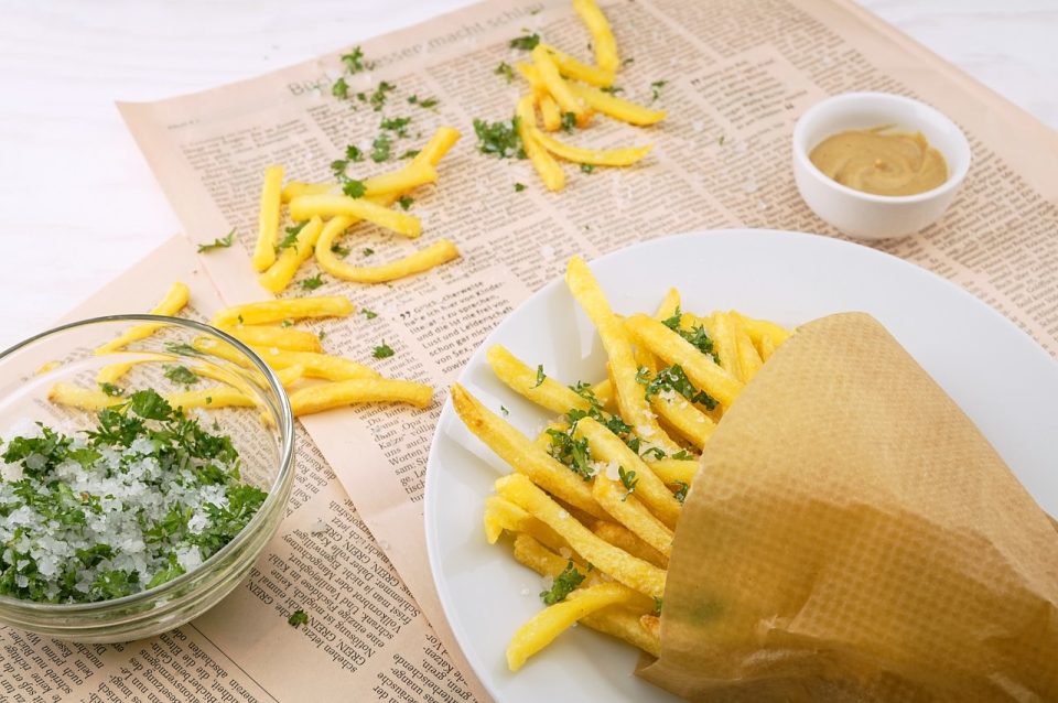 Вкусно јадење предјадење со компир помфрит