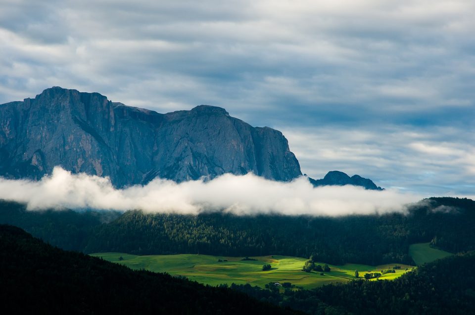 Montagnes Vallée Sur Le Terrain Prairie Des Nuages