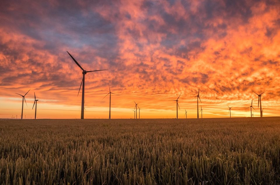 Windmühlenfelder, Sonnenuntergang, Wolken, Himmel, Wolkenansicht, grüne Energie, Null-Kohlenstoff-Ziel, Windenergie