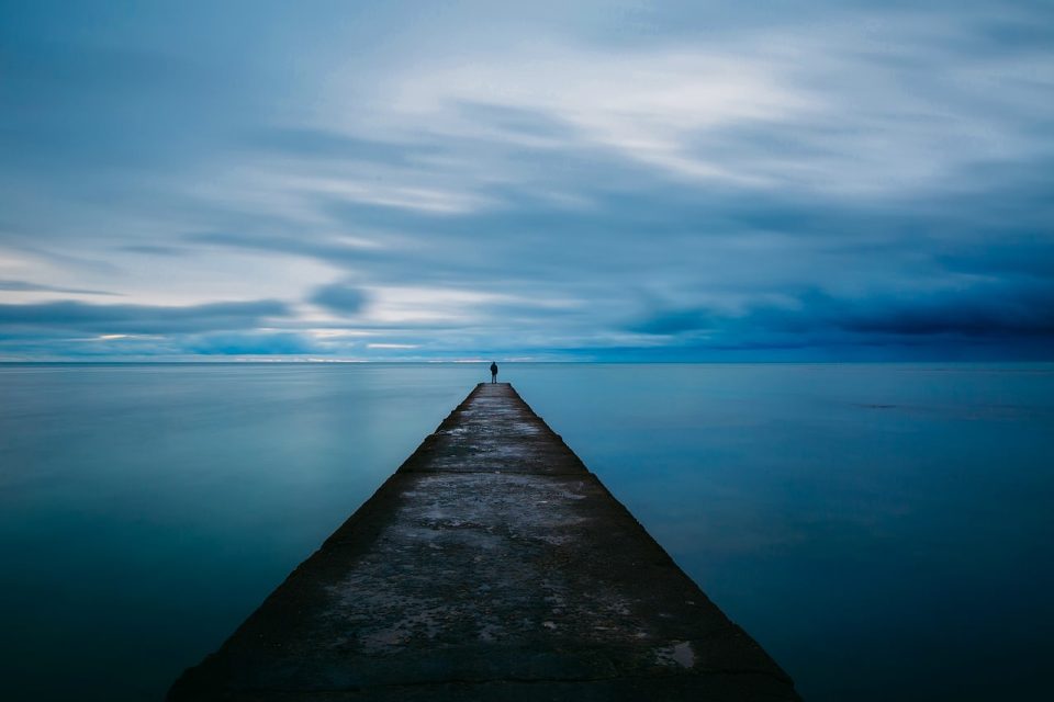 码头 黄昏 天空 云 海 海洋 水 人 独自的 轮廓 户外 海滨 蓝天 蓝色的水