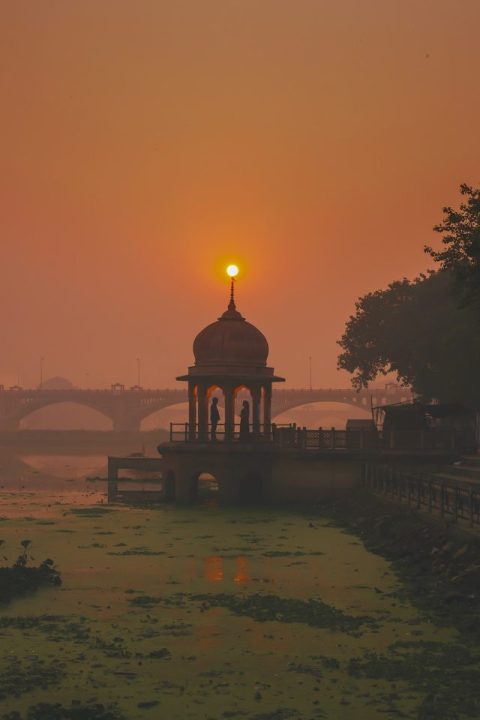 Pôr Do Sol Gazebo Casal Silhueta Lago Rio