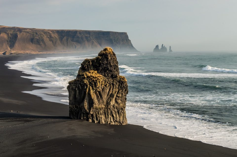 Praia Penhasco Rocha Névoa Mar Oceano