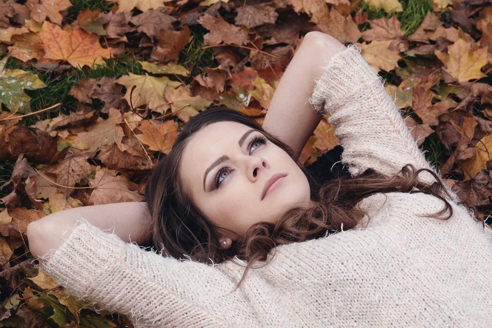 schöne frau, braune haare, liegend, ausruhend, junge frau, herbst, herbstlaub, strick, mode