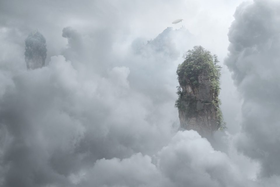 Îles Flottantes Des Nuages Des Arbres Falaises