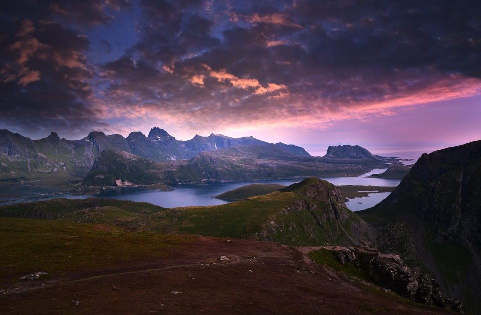 Montagnes Le Coucher Du Soleil Des Nuages Estuaire