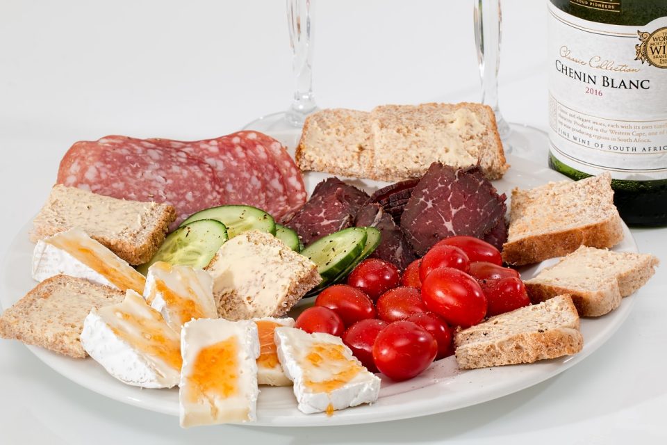 Vorspeisen, Vorspeisenteller, leckere Vorspeisen, Feinkost, Feinkostprodukte, Speiseteller, Catering, Käse, Salami