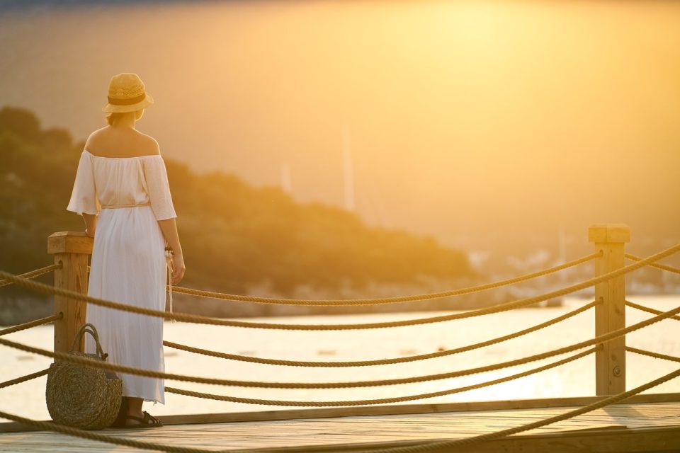 Holiday Woman Alone Sunset Sun Romantic To Wait
