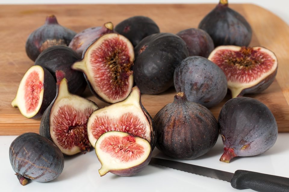 Feige, Obst, frisch, reif, organisch, geerntet, geschnitten, Ertrag, Hälfte, Querschnitt, Ernährung, Gesundheit