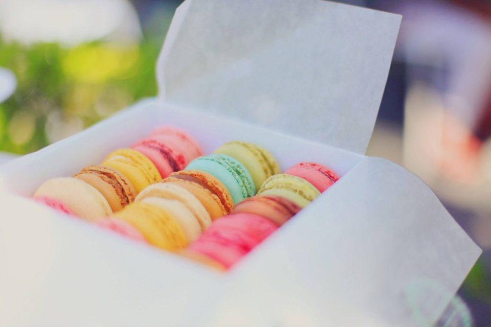 „Macarons“ spalvingi desertai, saldainiai