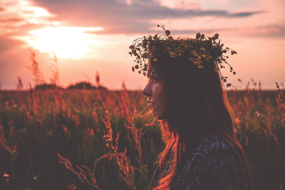 Frau in Krone, Blumenkrone, Sonnenuntergang, Kopfschmuck, junge Frau, Porträt, Landschaft