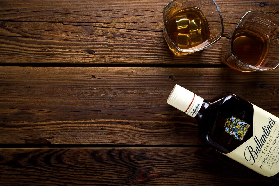 alkohol, viski, škotski, kozarci, pijača, pijača, steklenica, škotski viski, ravna postavitev, lesena miza, praznovanje, zabava, praznovanje, bar, zdravica