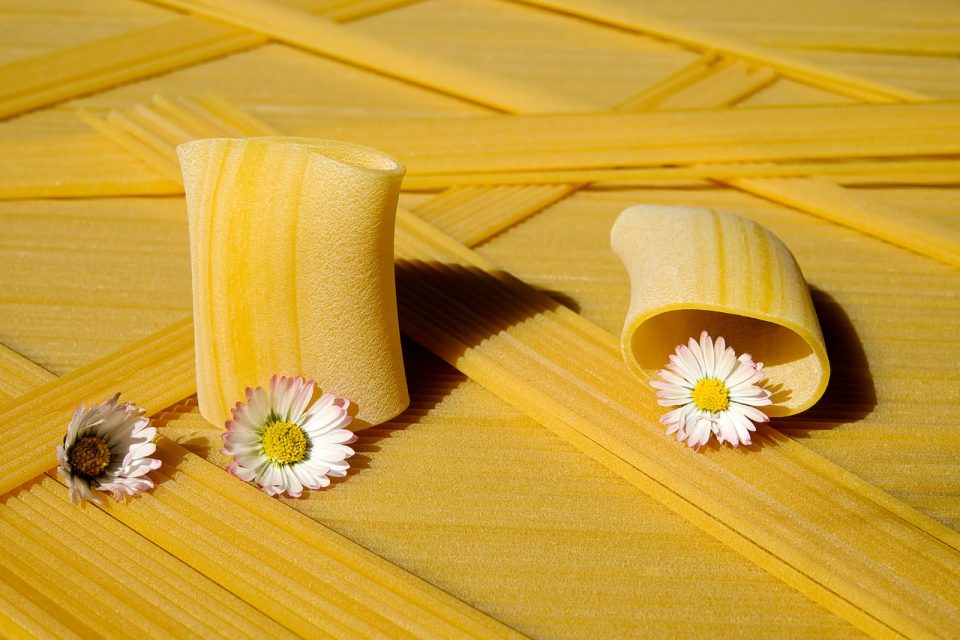nudeln, pasta, roh, paccheri giganti, gelb, lebensmittel, grundnahrungsmittel, ernährung, kohlenhydrate, lecker