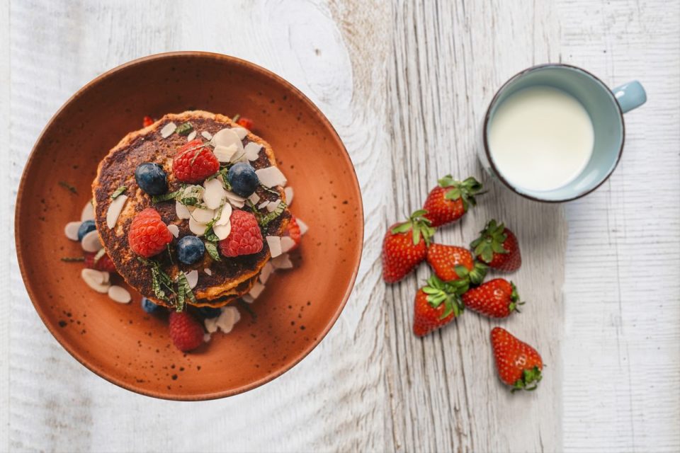 lijo tsa hoseng, li-pancake, hoseng, lijo, fragola, litholoana, flat lay, plating, monate, phepo, lebese
