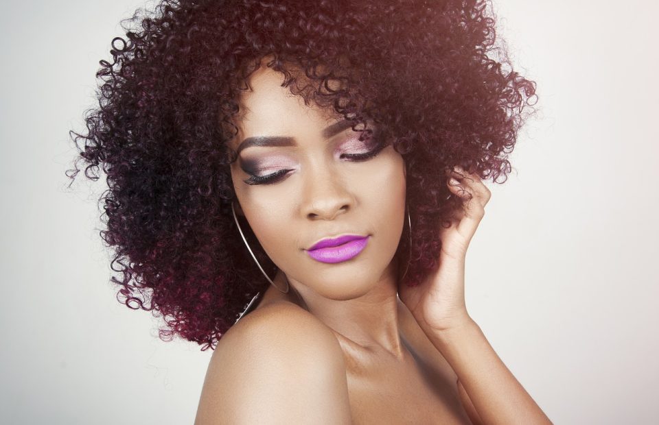 Samhail Woman Stíl Gruaige Makeup Cosmaidí Gruaige Curly