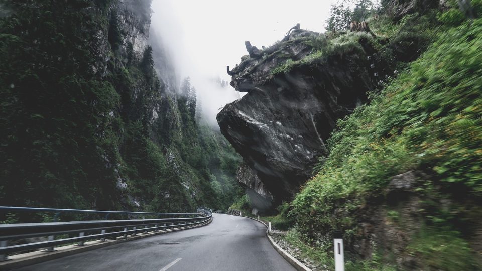 山 路 多雾路段 沥青 景观 岩石 户外 旅行 阴霾 蒙蒙 街道 弯路 悬崖 自然