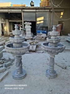Mermer fıskiye, Bahçe dekorasyonu, Dış mekan su çeşmesi, El yapımı heykel,Bahçe düzenlemesi, Su fıskiyesi modelleri, Mermer bahçe heykeli, Estetik bahçe unsurları, Su akışı, Bahçe estetiği, Doğal taş fıskiye, Bahçe süsleme, Mermer su çeşmesi, Dış mekan dekorasyonu, Bahçe mimarisi