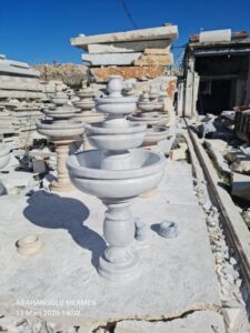 Mermer, Şelale, Doğal taş, Mermer ocağı, Mermer heykel, Mermer dekorasyon, Su özellikleri, Peyzaj tasarımı, Su akışı, Estetik tasarım, Mermer ürünleri, Dış mekan dekorasyonu, Su şelalesi