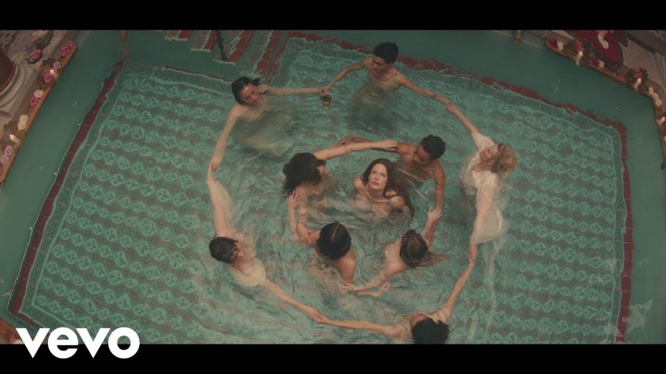 Halsey - I am not a woman, I'm a god Lyrics